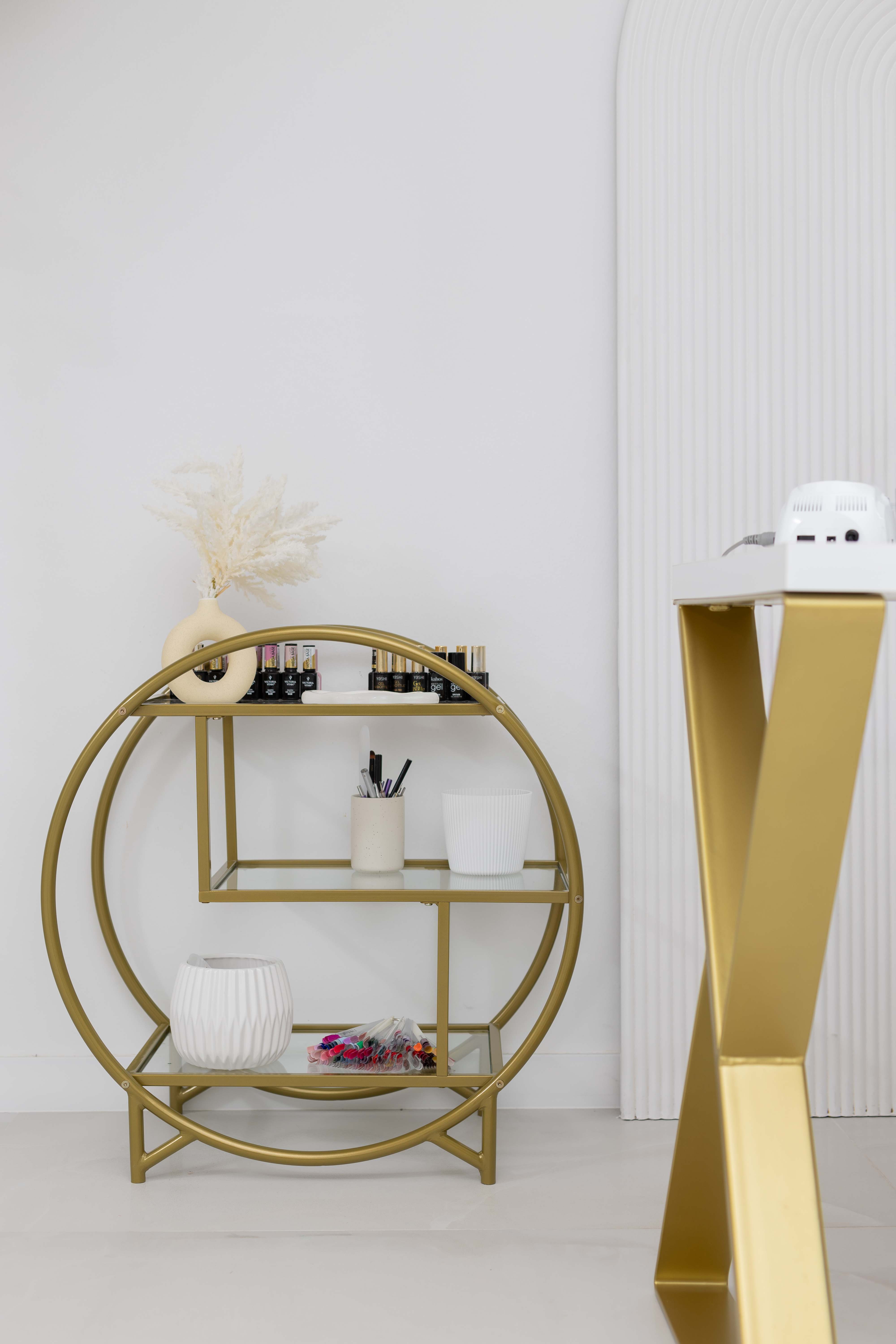 Wnętrze salonu z akcesoriami